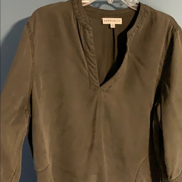 Olive green tunic with pockets! - Picture 2 of 2